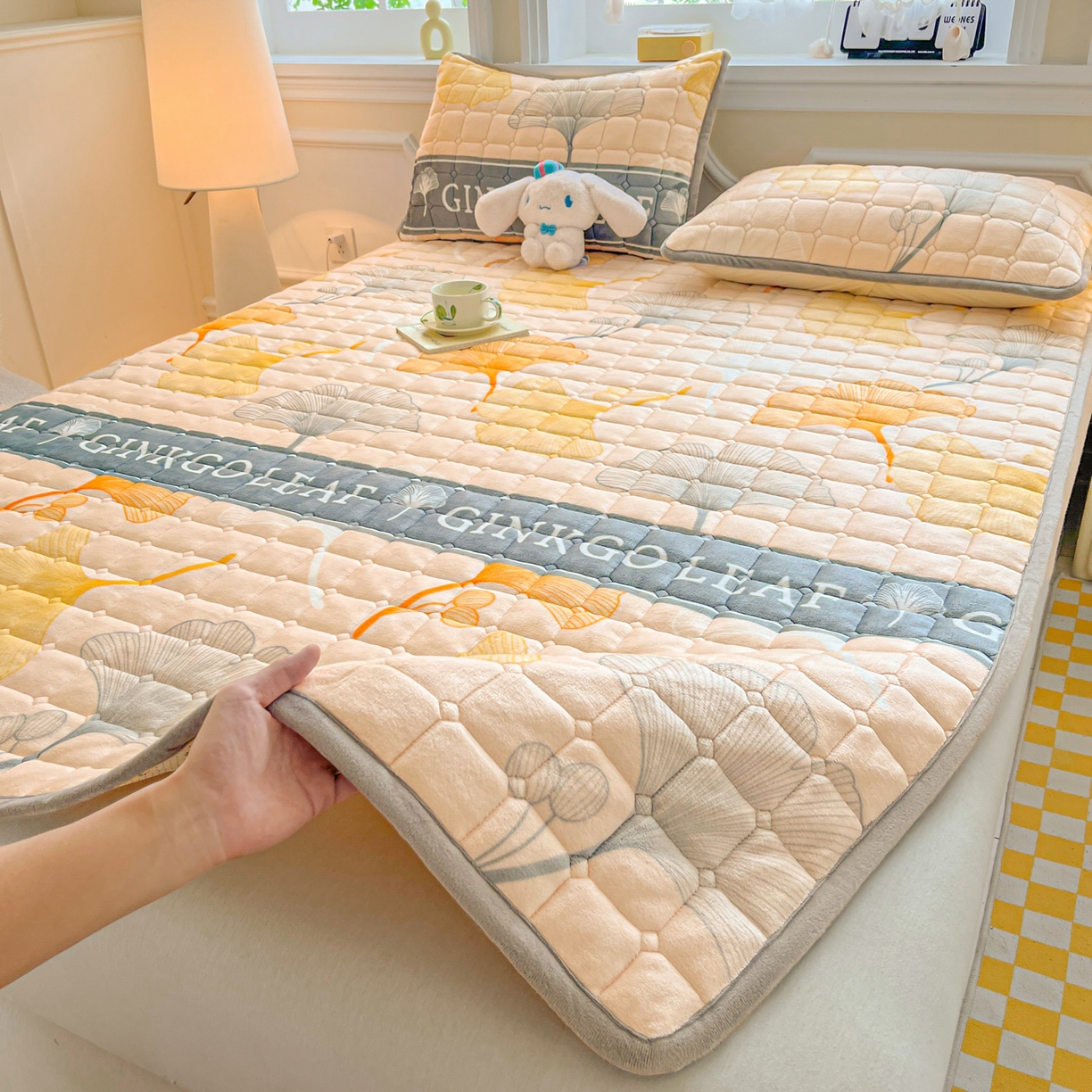 91家纺网 家纺一手货源 找家纺 雅萱家纺 2025新款牛奶绒夹棉印花床垫大床图 绒床垫-流金岁月