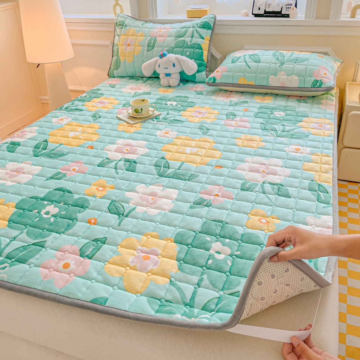 91家纺网 家纺一手货源 找家纺 雅萱家纺 2025新款牛奶绒夹棉印花床垫大床图 绒床垫-花暖香风绿色