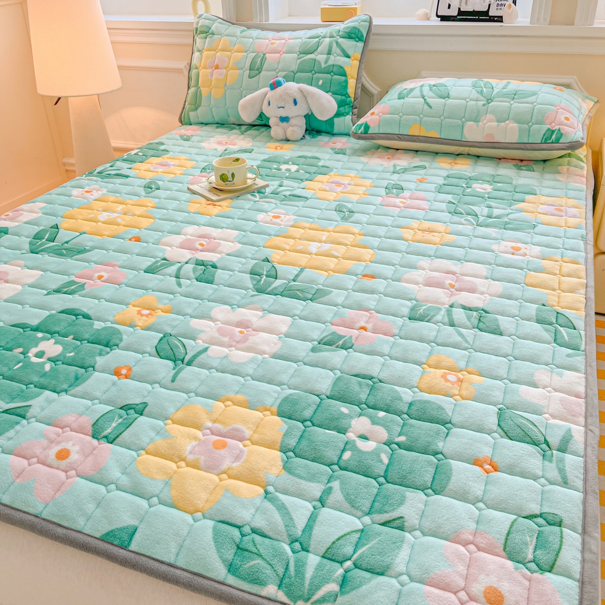 91家纺网 家纺一手货源 找家纺 雅萱家纺 2025新款牛奶绒夹棉印花床垫大床图 绒床垫-花暖香风绿色