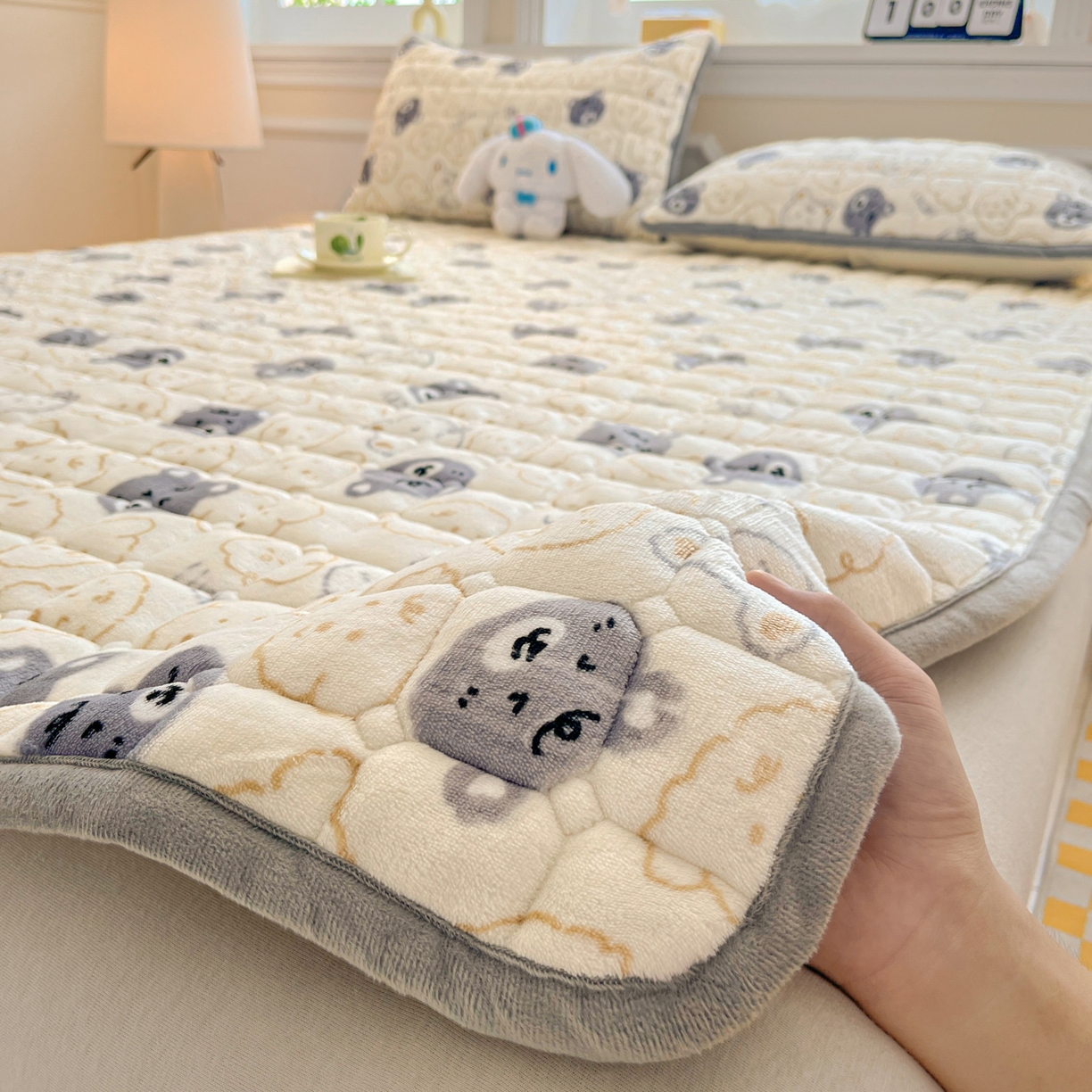 91家纺网 家纺一手货源 找家纺 雅萱家纺 2025新款牛奶绒夹棉印花床垫大床图 绒床垫-可爱熊