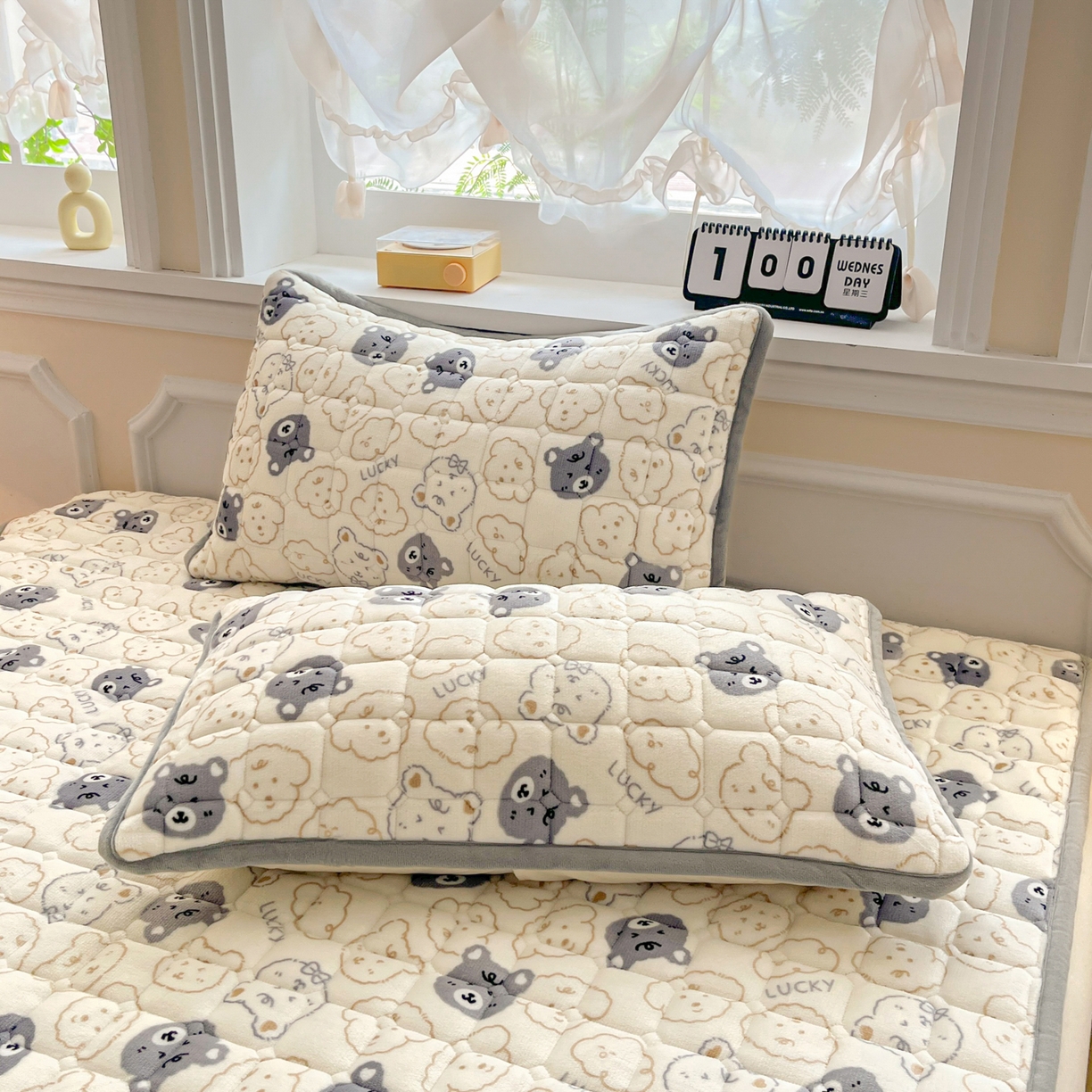 91家纺网 家纺一手货源 找家纺 雅萱家纺 2025新款牛奶绒夹棉印花床垫大床图 绒床垫-可爱熊