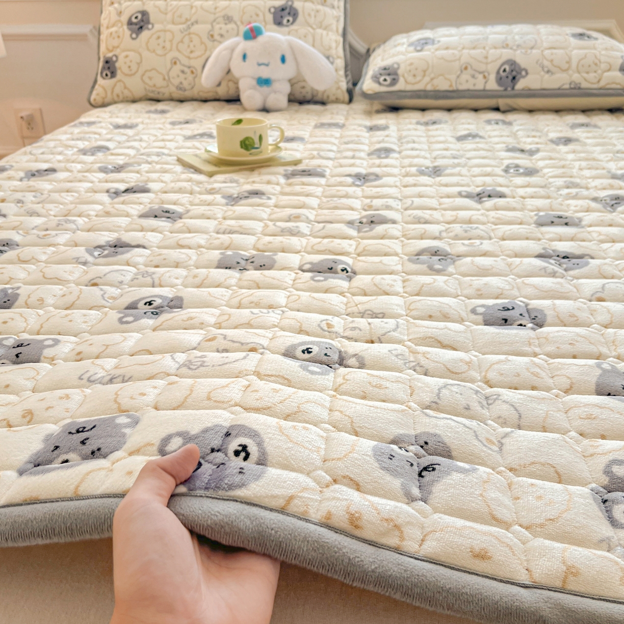 91家纺网 家纺一手货源 找家纺 雅萱家纺 2025新款牛奶绒夹棉印花床垫大床图 绒床垫-可爱熊