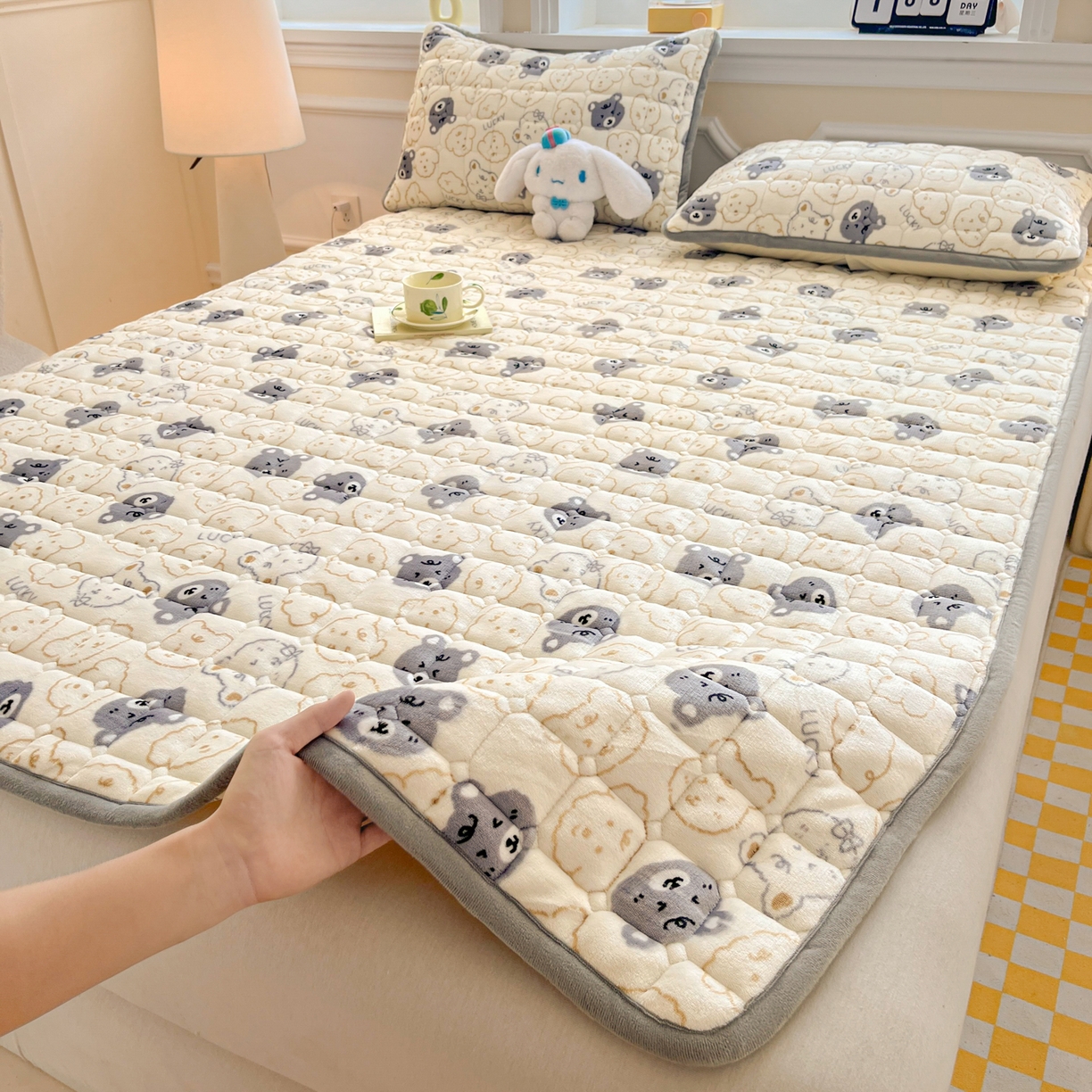 91家纺网 家纺一手货源 找家纺 雅萱家纺 2025新款牛奶绒夹棉印花床垫大床图 绒床垫-可爱熊