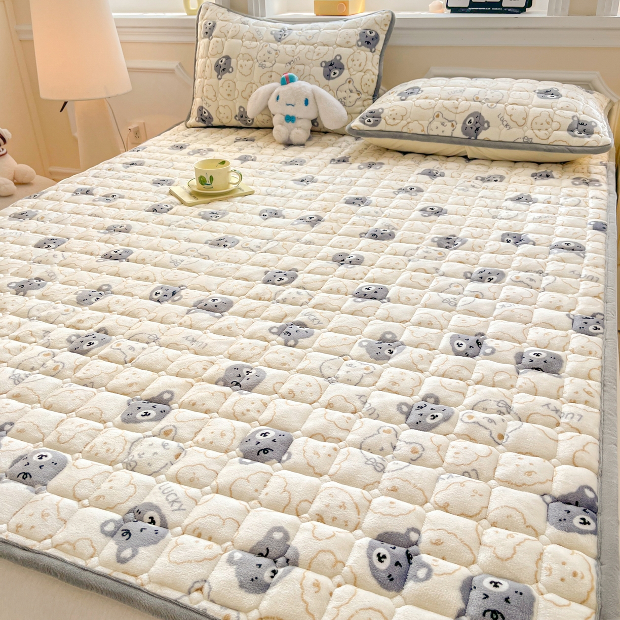 91家纺网 家纺一手货源 找家纺 雅萱家纺 2025新款牛奶绒夹棉印花床垫大床图 绒床垫-可爱熊