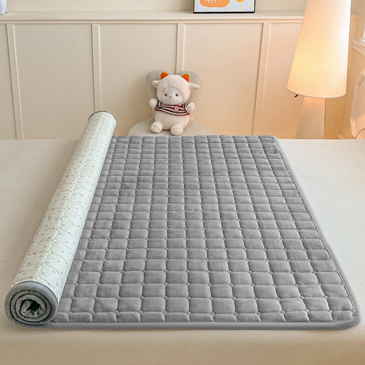 91家纺网 家纺一手货源 找家纺 雅萱家纺 2025新款牛奶绒夹棉印花床垫大床图 绒床垫-灰色