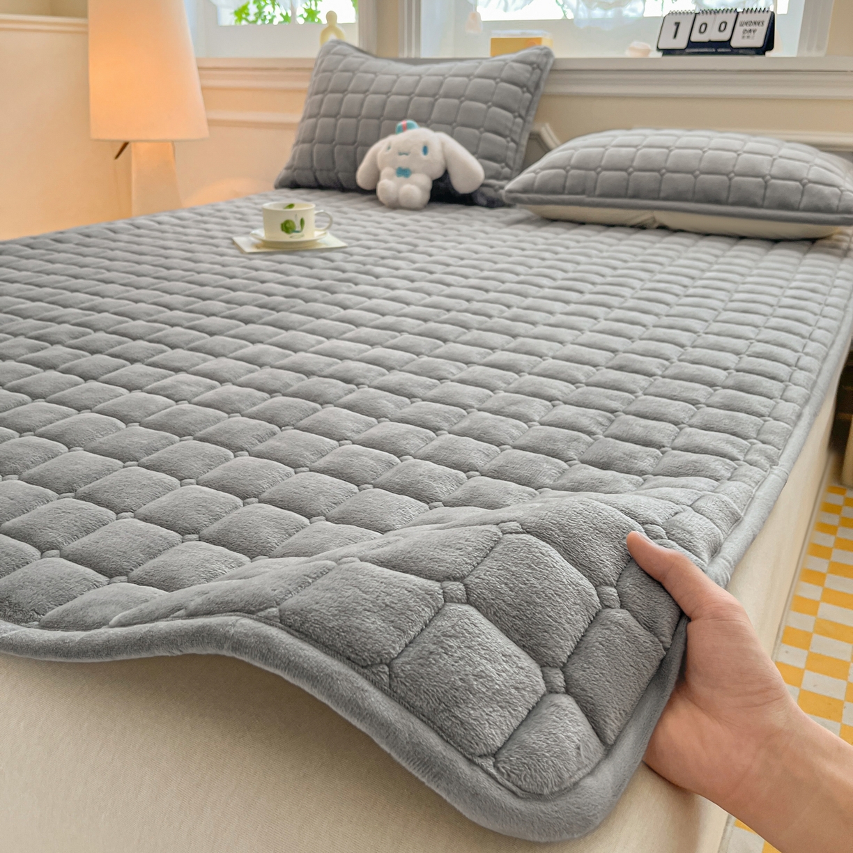 91家纺网 家纺一手货源 找家纺 雅萱家纺 2025新款牛奶绒夹棉印花床垫大床图 绒床垫-灰色
