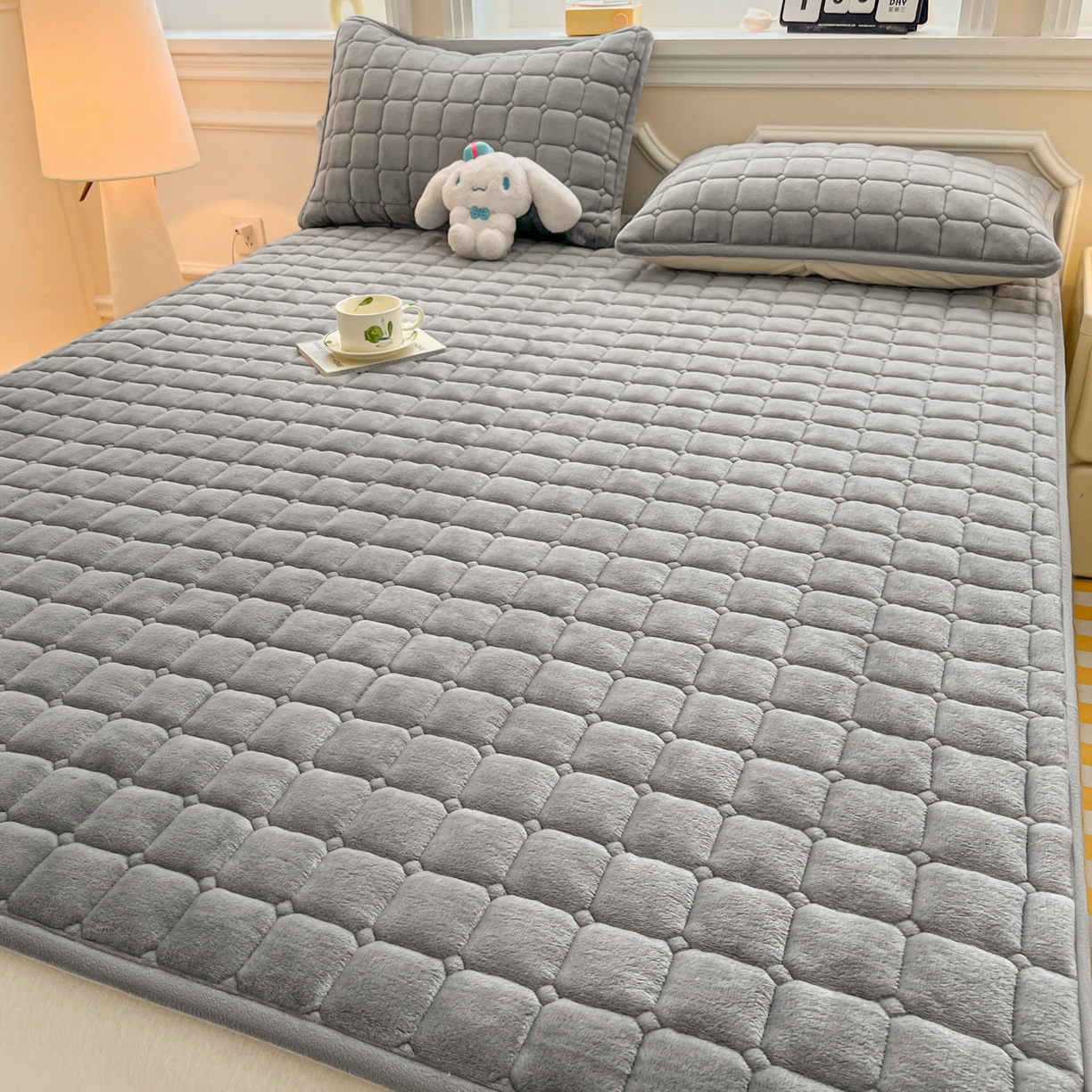 91家纺网 家纺一手货源 找家纺 雅萱家纺 2025新款牛奶绒夹棉印花床垫大床图 绒床垫-灰色