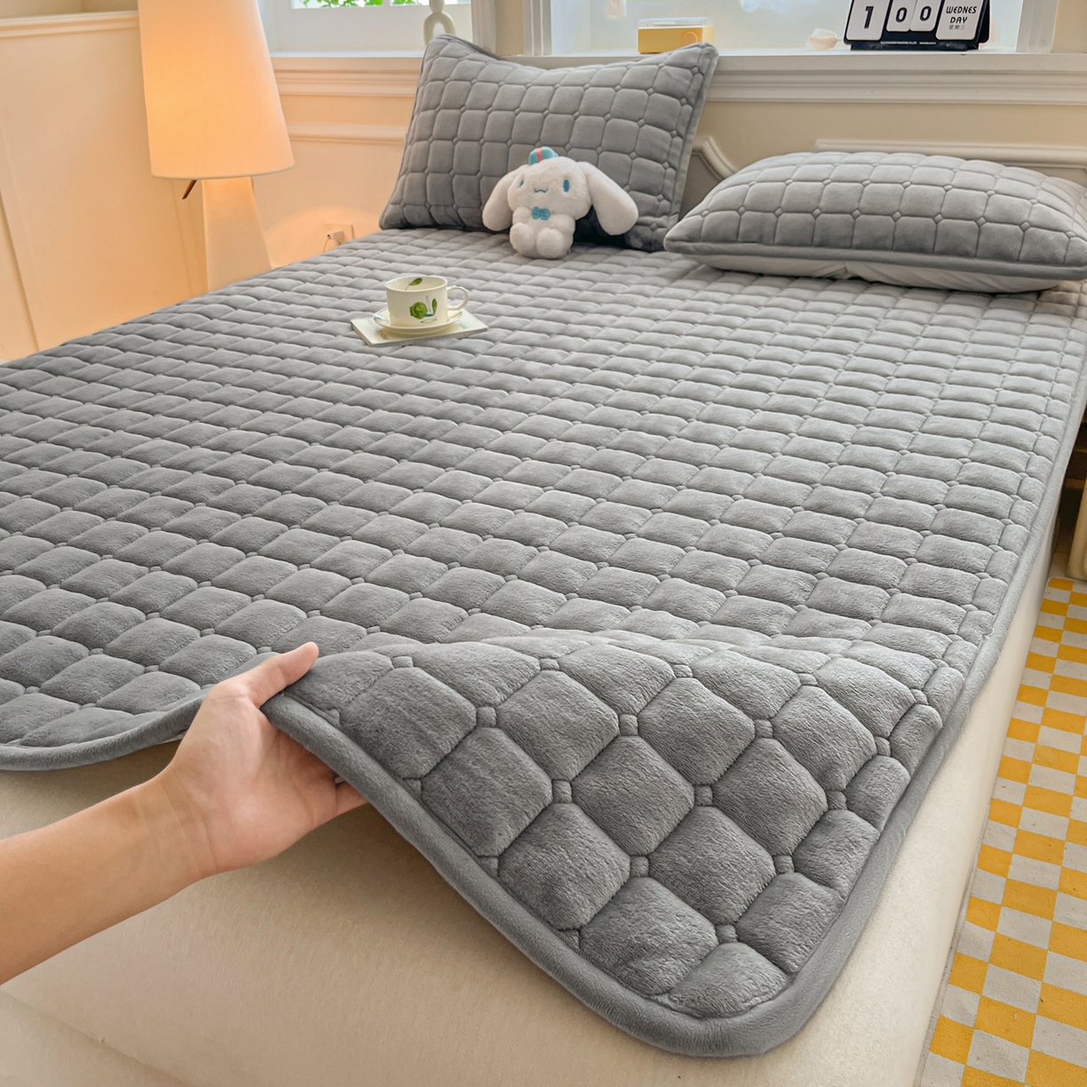 91家纺网 家纺一手货源 找家纺 雅萱家纺 2025新款牛奶绒夹棉印花床垫大床图 绒床垫-灰色