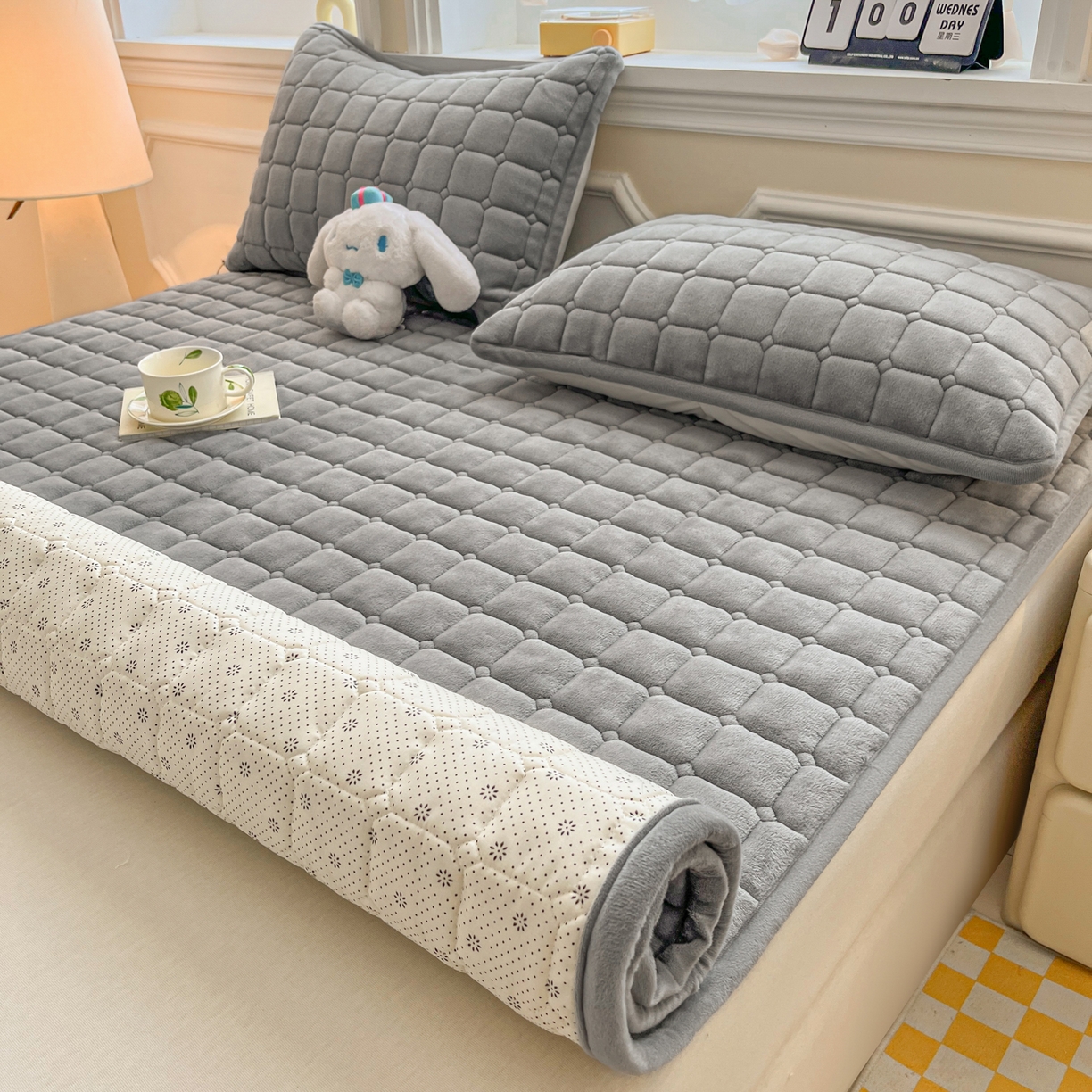 91家纺网 家纺一手货源 找家纺 雅萱家纺 2025新款牛奶绒夹棉印花床垫大床图 绒床垫-灰色