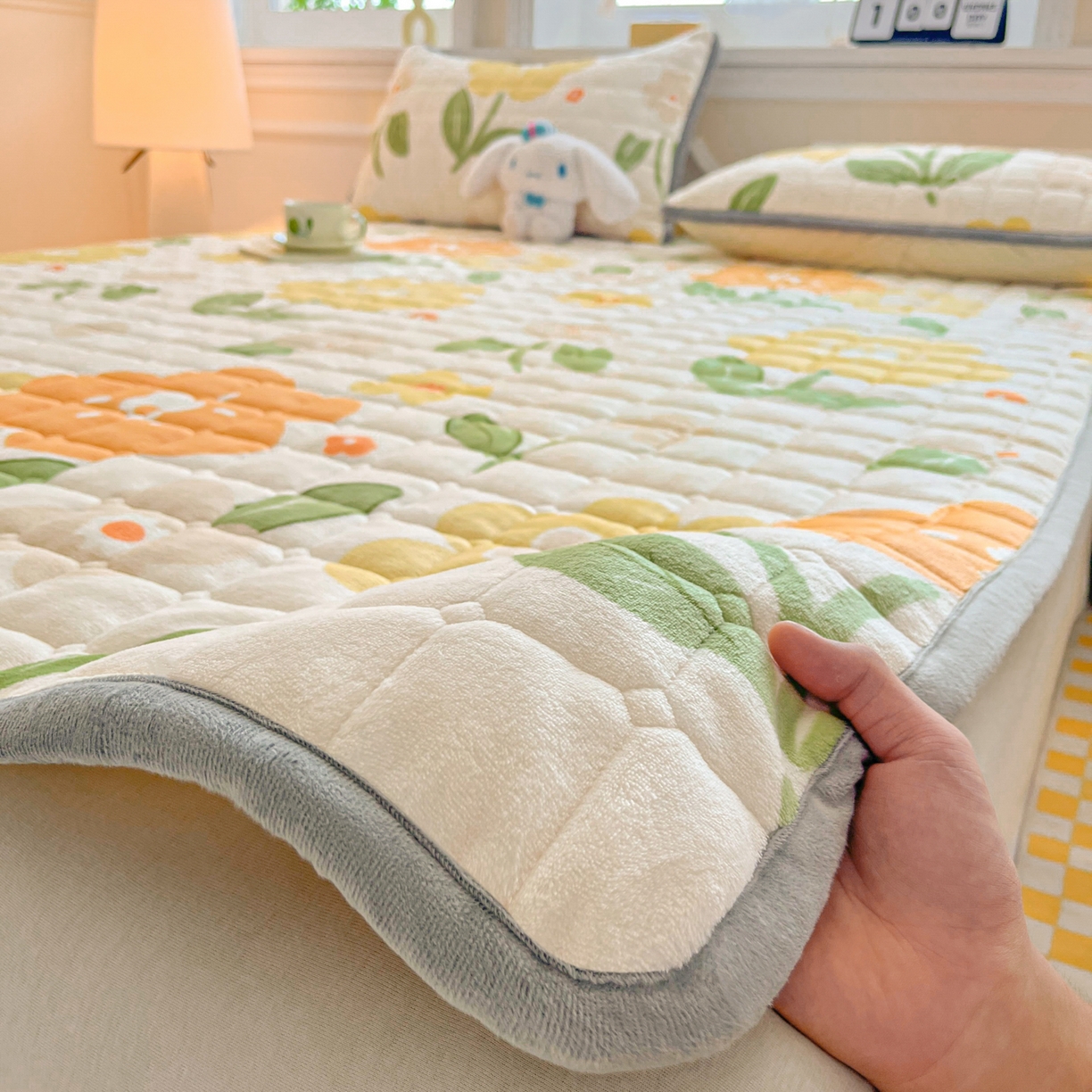 91家纺网 家纺一手货源 找家纺 雅萱家纺 2025新款牛奶绒夹棉印花床垫大床图 绒床垫-花暖香风黄色