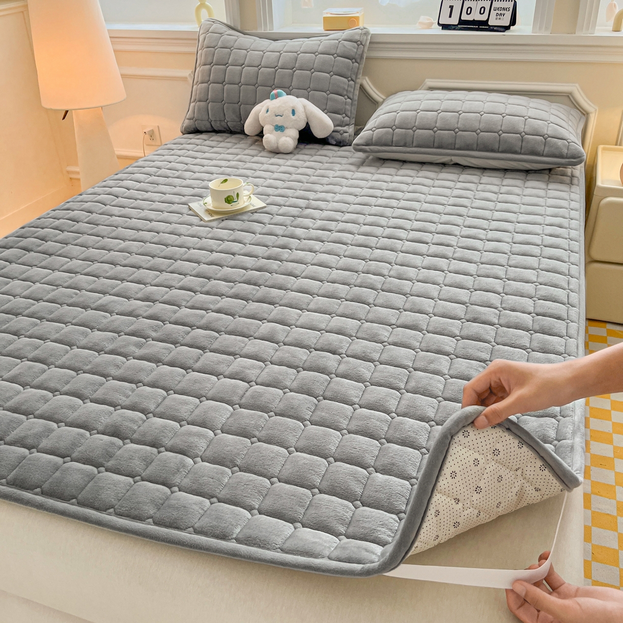 91家纺网 家纺一手货源 找家纺 雅萱家纺 2025新款牛奶绒夹棉印花床垫大床图 绒床垫-灰色