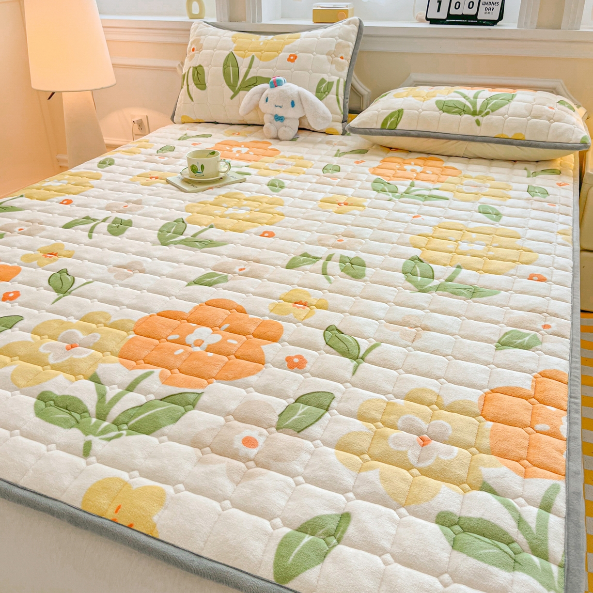 91家纺网 家纺一手货源 找家纺 雅萱家纺 2025新款牛奶绒夹棉印花床垫大床图 绒床垫-花暖香风黄色