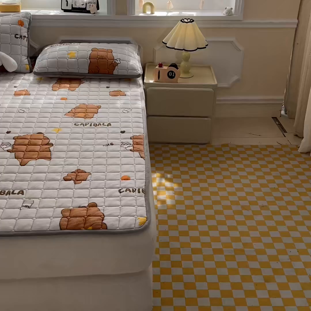 91家纺网 家纺一手货源 找家纺 雅萱家纺 2025新款牛奶绒夹棉印花床垫大床图 绒床垫-奶茶屯屯灰