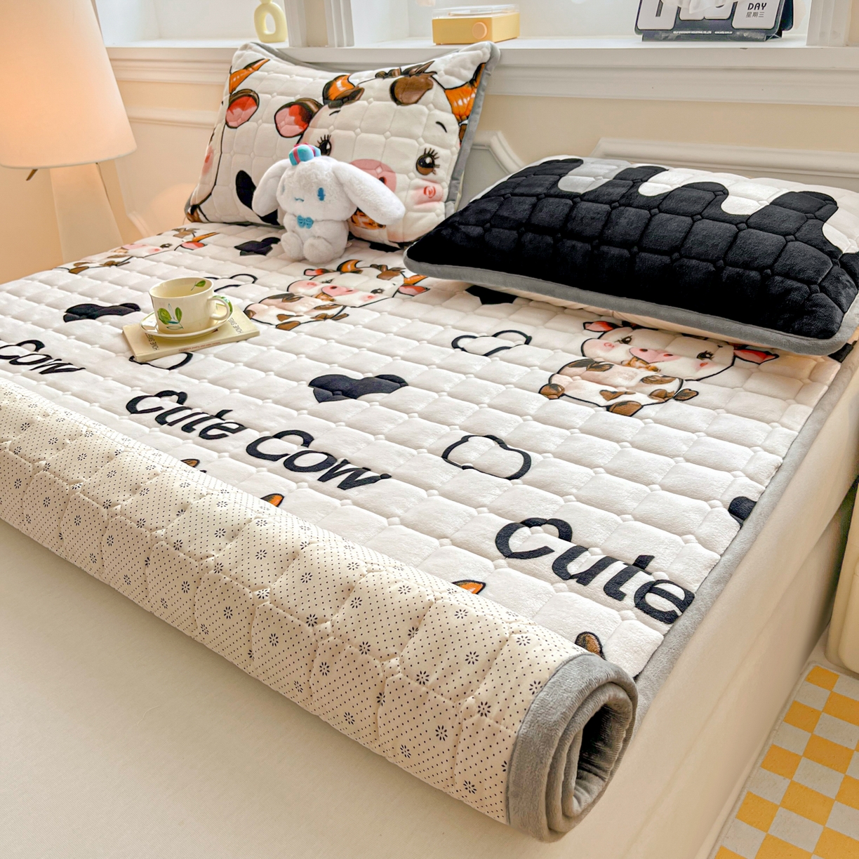 91家纺网 家纺一手货源 找家纺 雅萱家纺 2025新款牛奶绒夹棉印花床垫大床图 绒床垫-萌小牛