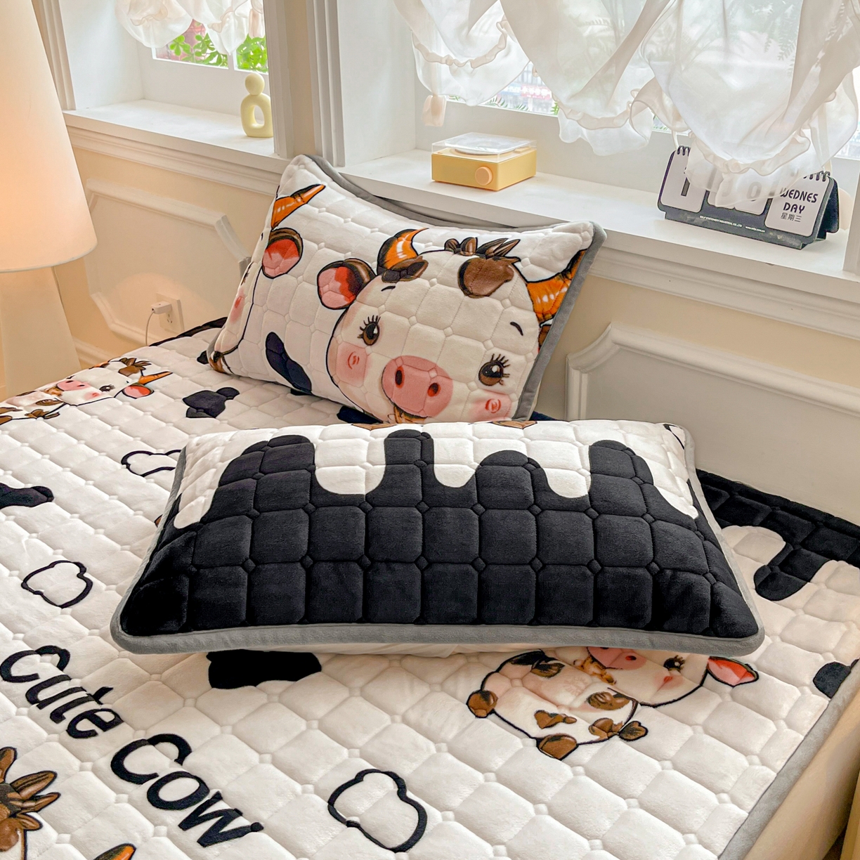 91家纺网 家纺一手货源 找家纺 雅萱家纺 2025新款牛奶绒夹棉印花床垫大床图 绒床垫-萌小牛