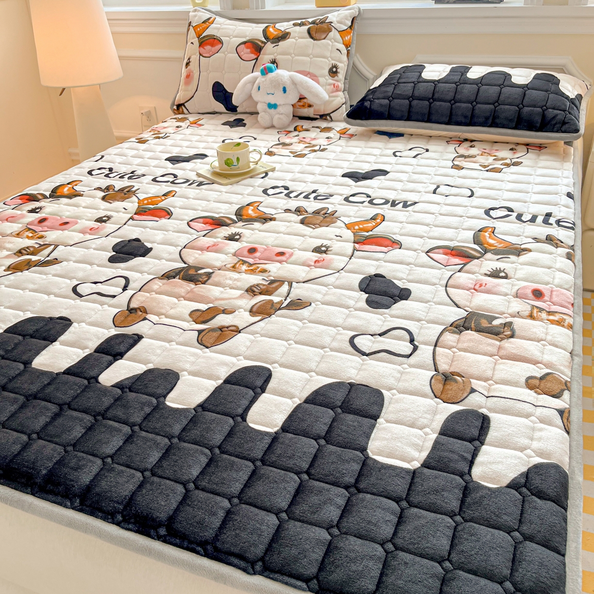 91家纺网 家纺一手货源 找家纺 雅萱家纺 2025新款牛奶绒夹棉印花床垫大床图 绒床垫-萌小牛