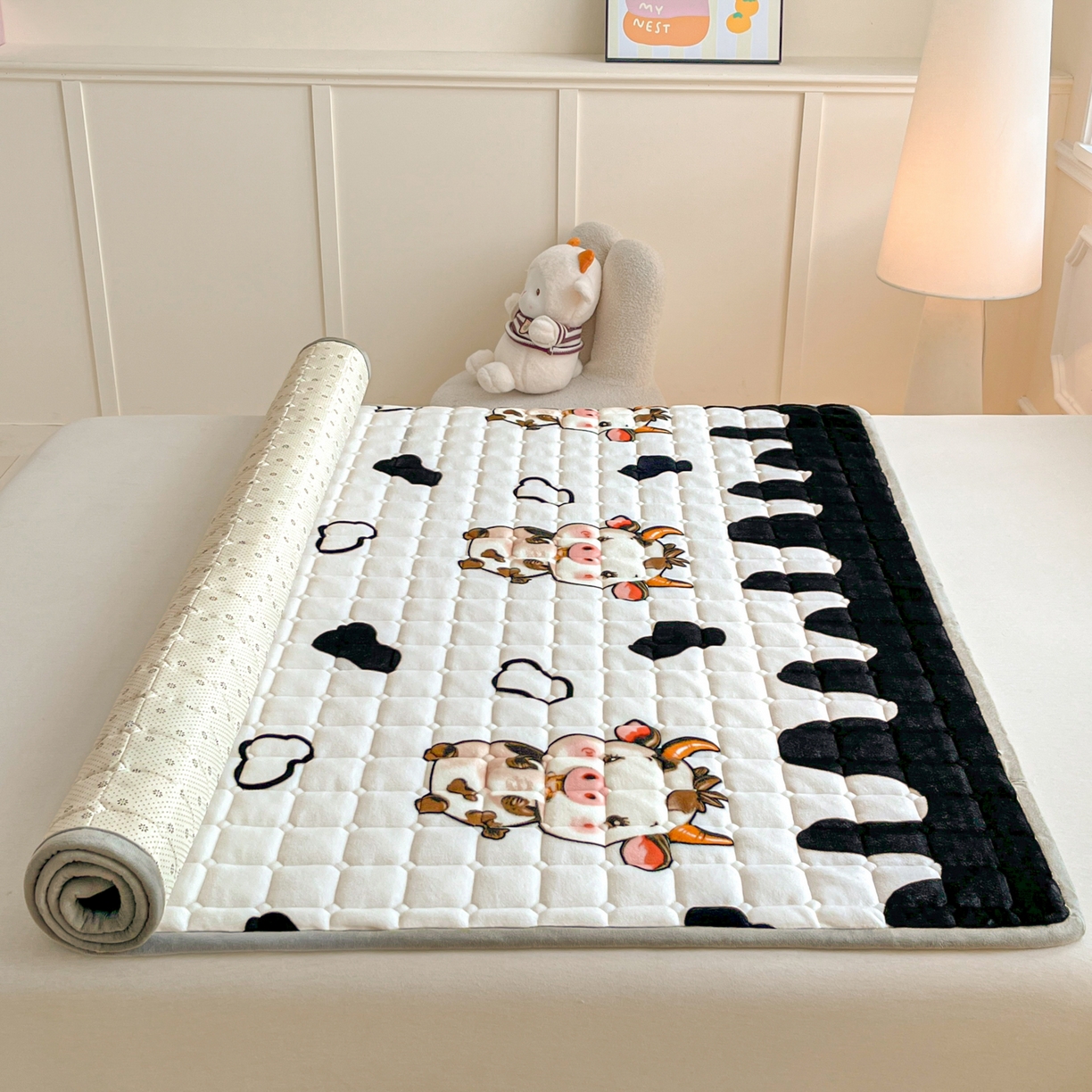 91家纺网 家纺一手货源 找家纺 雅萱家纺 2025新款牛奶绒夹棉印花床垫大床图 绒床垫-萌小牛