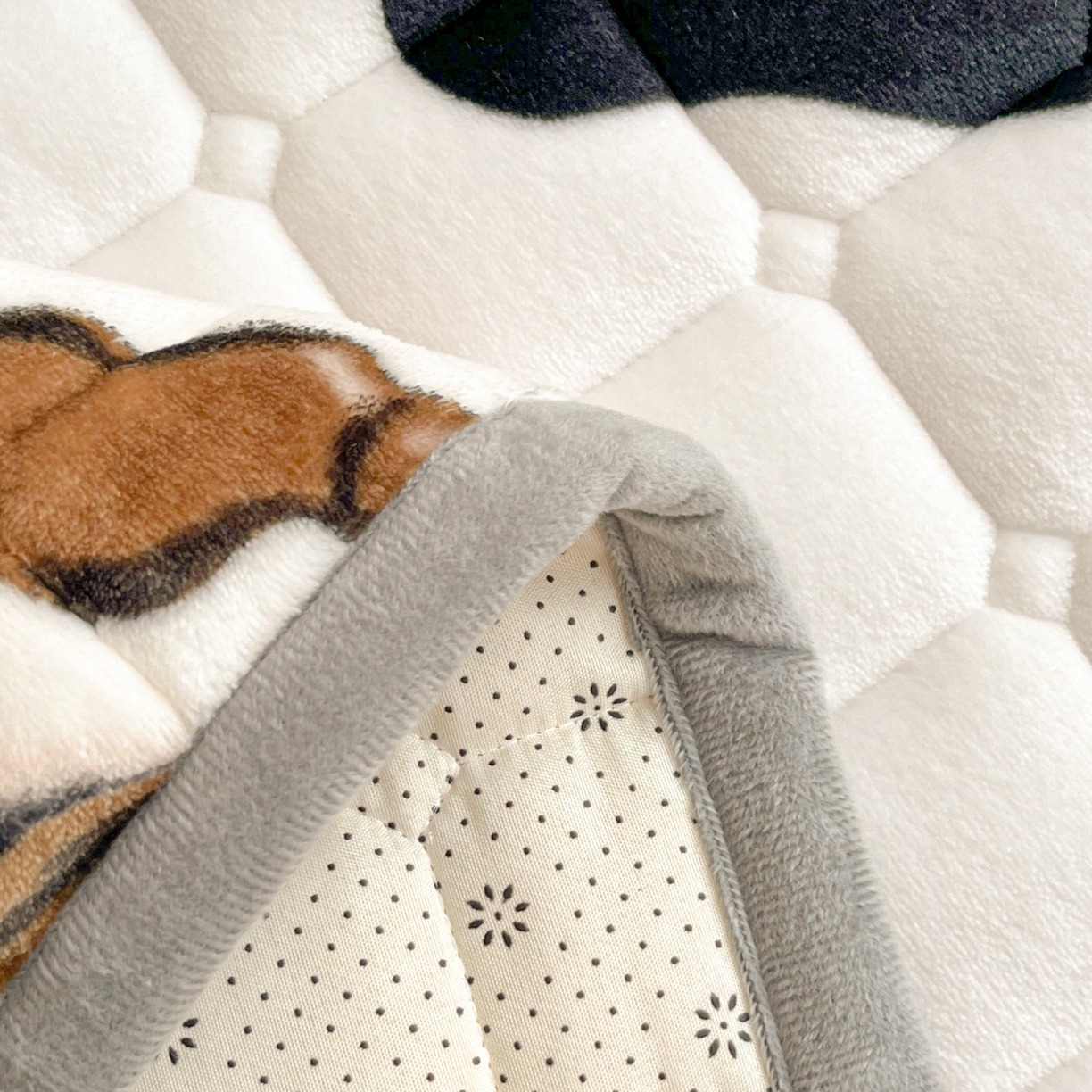 91家纺网 家纺一手货源 找家纺 雅萱家纺 2025新款牛奶绒夹棉印花床垫大床图 绒床垫-萌小牛