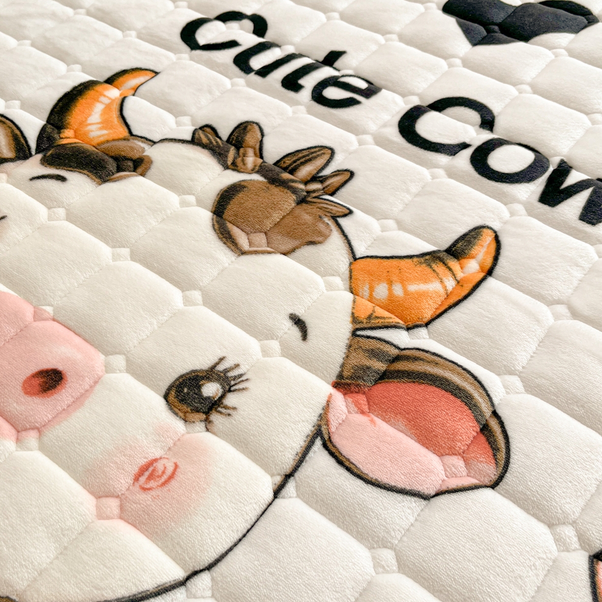 91家纺网 家纺一手货源 找家纺 雅萱家纺 2025新款牛奶绒夹棉印花床垫大床图 绒床垫-萌小牛