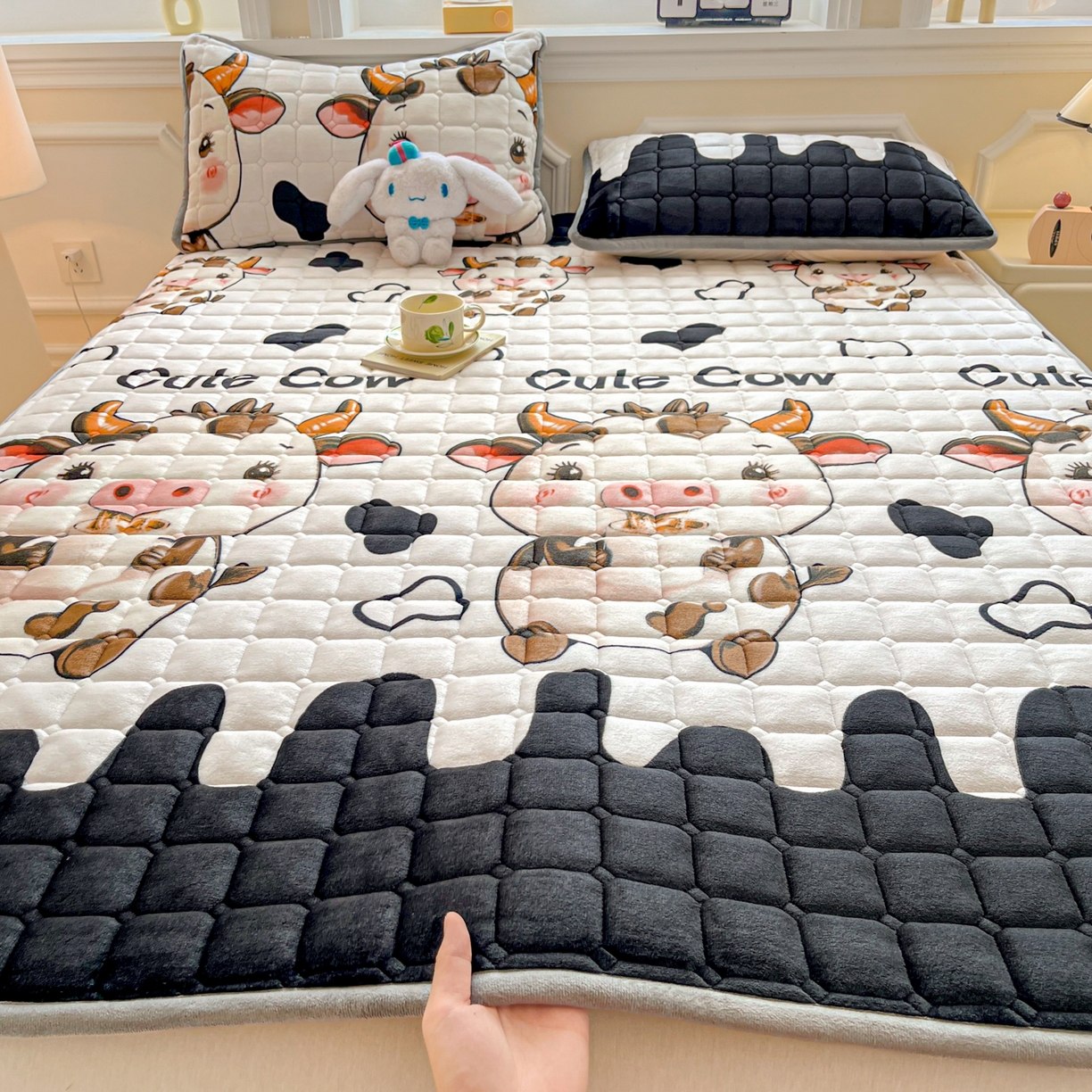 91家纺网 家纺一手货源 找家纺 雅萱家纺 2025新款牛奶绒夹棉印花床垫大床图 绒床垫-萌小牛