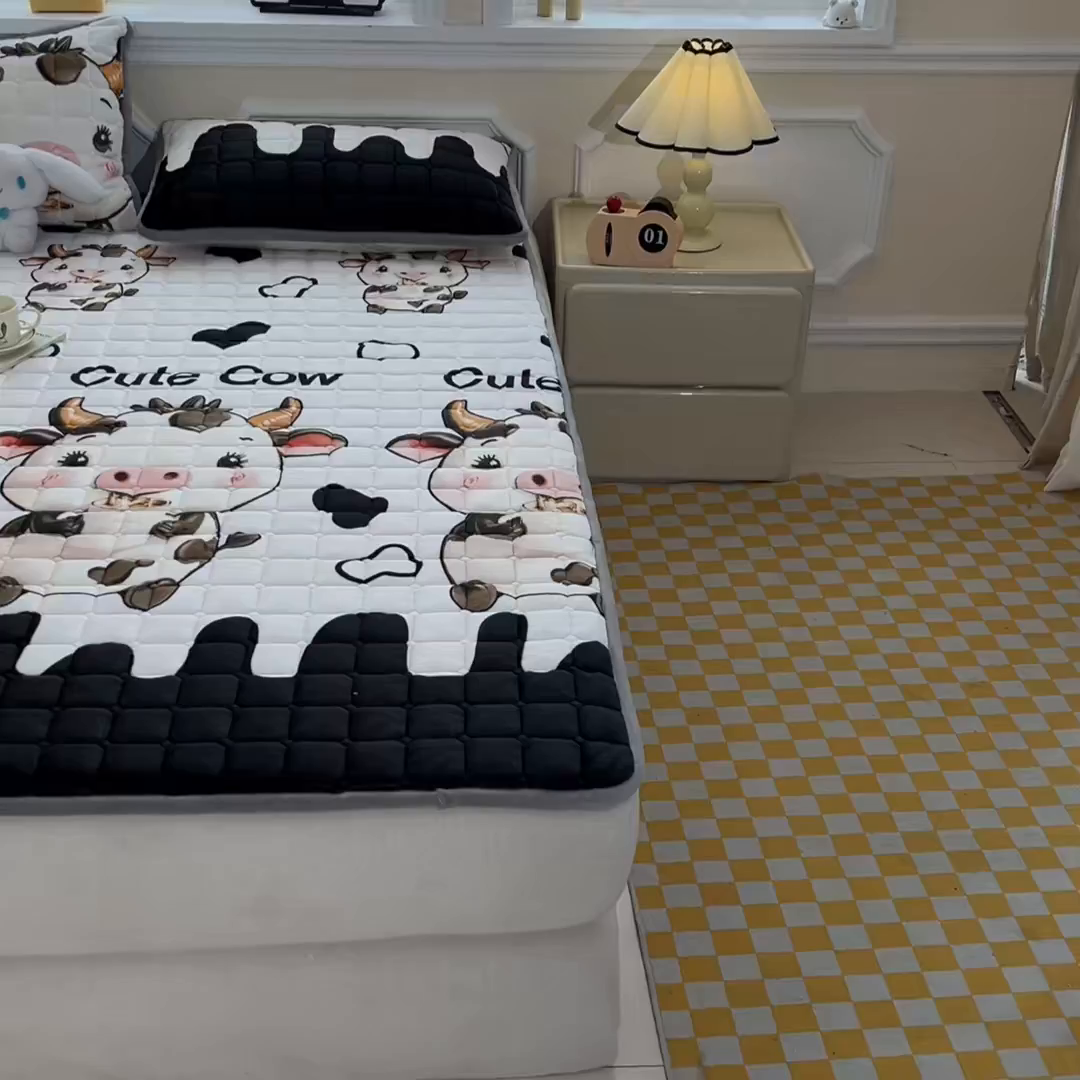 91家纺网 家纺一手货源 找家纺 雅萱家纺 2025新款牛奶绒夹棉印花床垫大床图 绒床垫-萌小牛