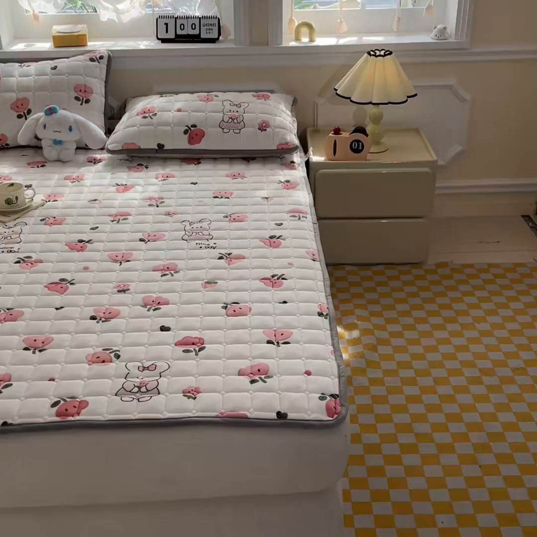 91家纺网 家纺一手货源 找家纺 雅萱家纺 2025新款牛奶绒夹棉印花床垫大床图 绒床垫-花间兔