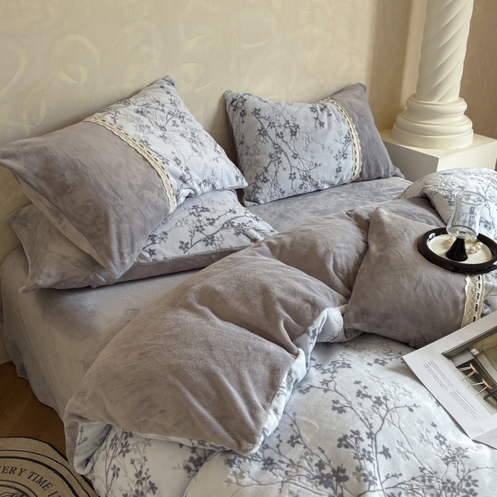 91家纺网 家纺一手货源 找家纺 昊川家纺 2025新款牛奶绒雕花绒轻奢花边蝴蝶结拼接款四件套 浮影-灰