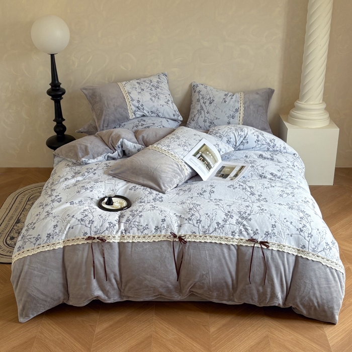 91家纺网 家纺一手货源 找家纺 昊川家纺 2025新款牛奶绒雕花绒轻奢花边蝴蝶结拼接款四件套 浮影-灰