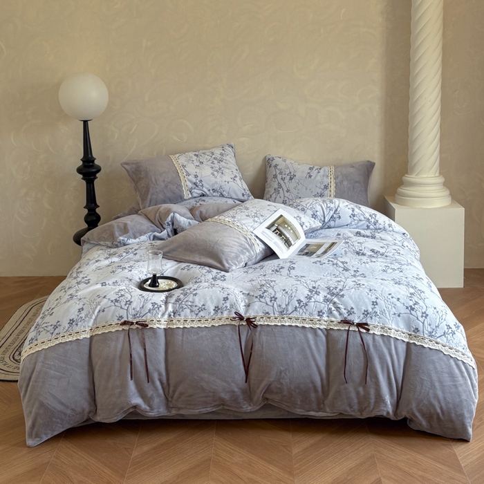 91家纺网 家纺一手货源 找家纺 昊川家纺 2025新款牛奶绒雕花绒轻奢花边蝴蝶结拼接款四件套 浮影-灰