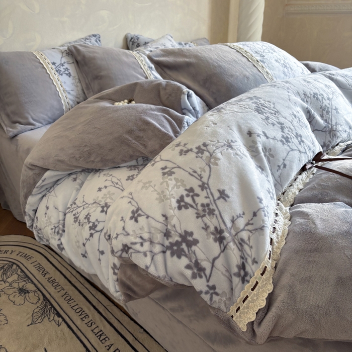 91家纺网 家纺一手货源 找家纺 昊川家纺 2025新款牛奶绒雕花绒轻奢花边蝴蝶结拼接款四件套 浮影-灰