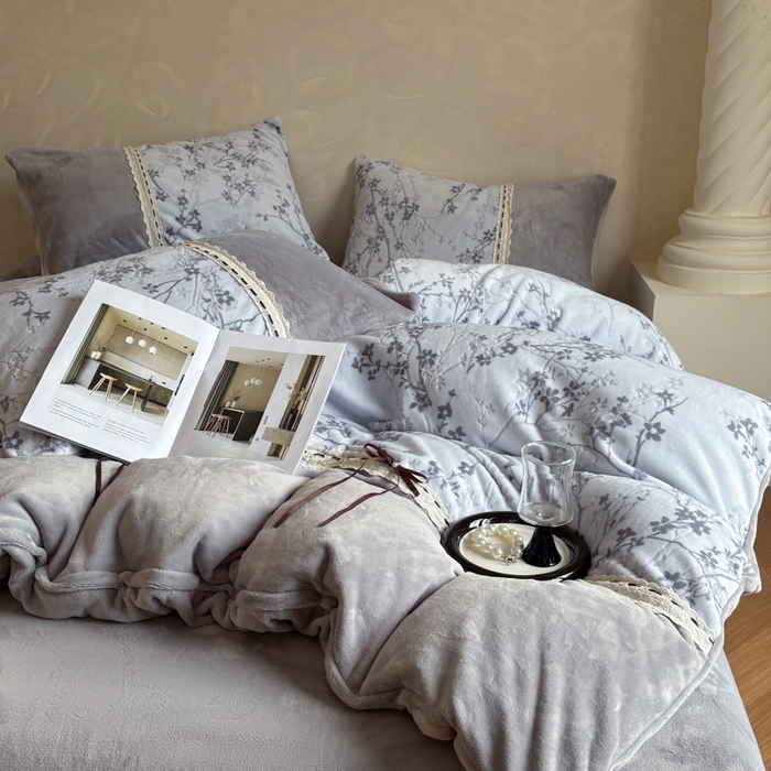 91家纺网 家纺一手货源 找家纺 昊川家纺 2025新款牛奶绒雕花绒轻奢花边蝴蝶结拼接款四件套 浮影-灰