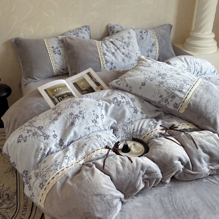 91家纺网 家纺一手货源 找家纺 昊川家纺 2025新款牛奶绒雕花绒轻奢花边蝴蝶结拼接款四件套 浮影-灰