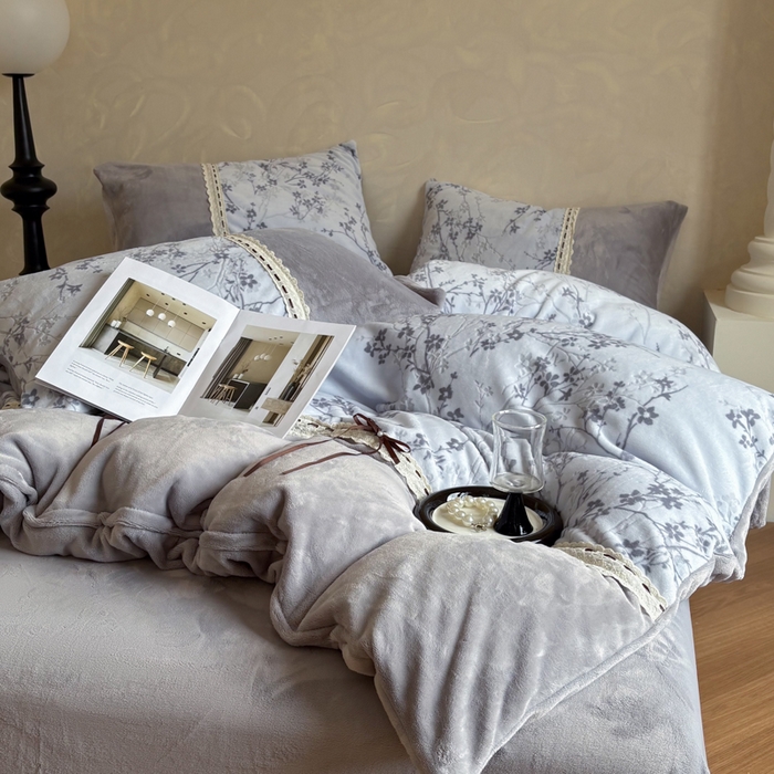 91家纺网 家纺一手货源 找家纺 昊川家纺 2025新款牛奶绒雕花绒轻奢花边蝴蝶结拼接款四件套 浮影-灰