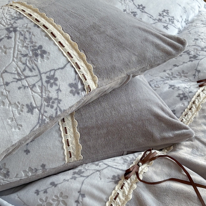 91家纺网 家纺一手货源 找家纺 昊川家纺 2025新款牛奶绒雕花绒轻奢花边蝴蝶结拼接款四件套 浮影-灰