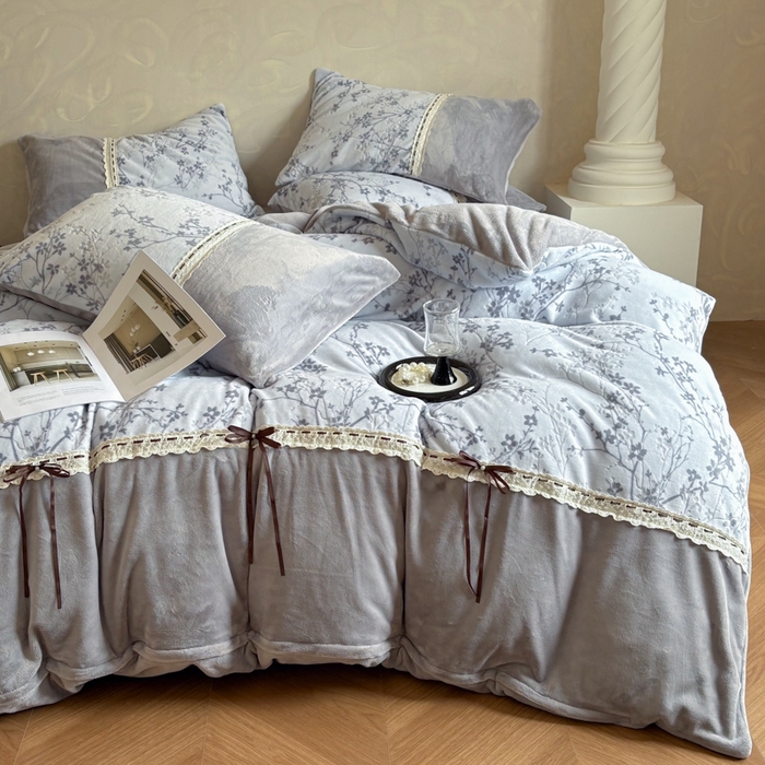 91家纺网 家纺一手货源 找家纺 昊川家纺 2025新款牛奶绒雕花绒轻奢花边蝴蝶结拼接款四件套 浮影-灰