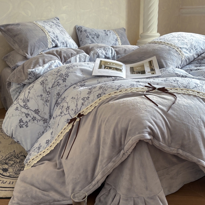 91家纺网 家纺一手货源 找家纺 昊川家纺 2025新款牛奶绒雕花绒轻奢花边蝴蝶结拼接款四件套 浮影-灰