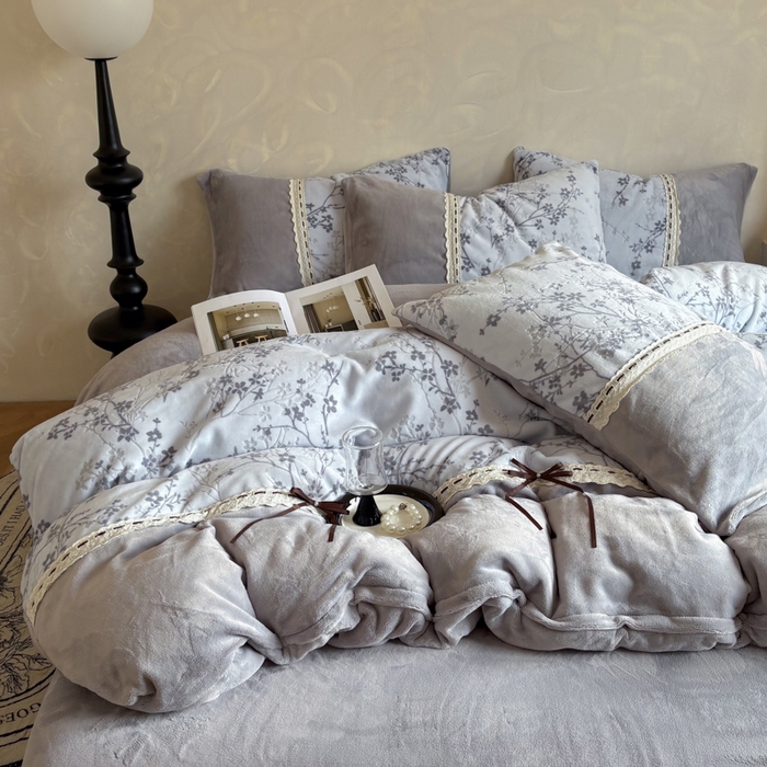 昊川家纺 2025新款牛奶绒雕花绒轻奢花边蝴蝶结拼接款四件套 浮影-灰