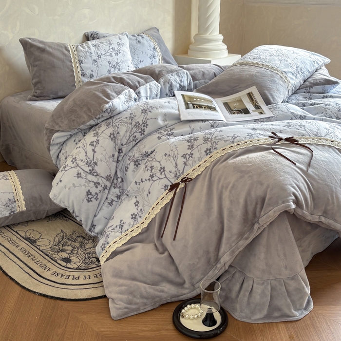 91家纺网 家纺一手货源 找家纺 昊川家纺 2025新款牛奶绒雕花绒轻奢花边蝴蝶结拼接款四件套 浮影-灰