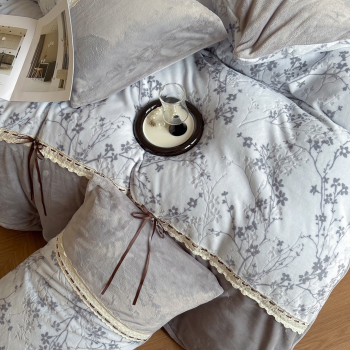 91家纺网 家纺一手货源 找家纺 昊川家纺 2025新款牛奶绒雕花绒轻奢花边蝴蝶结拼接款四件套 浮影-灰