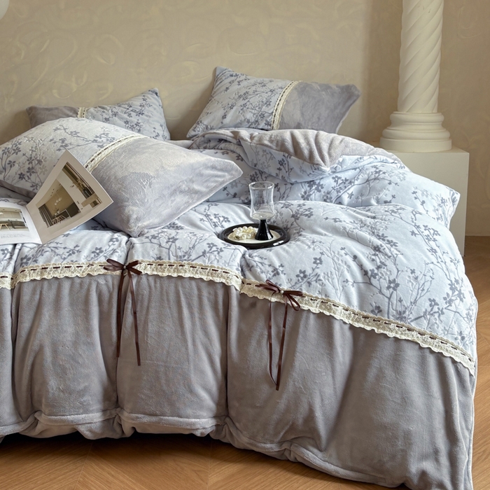 91家纺网 家纺一手货源 找家纺 昊川家纺 2025新款牛奶绒雕花绒轻奢花边蝴蝶结拼接款四件套 浮影-灰