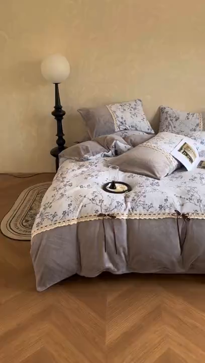 91家纺网 家纺一手货源 找家纺 昊川家纺 2025新款牛奶绒雕花绒轻奢花边蝴蝶结拼接款四件套 浮影-灰