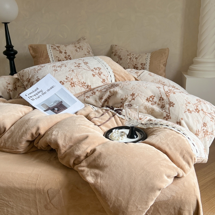 91家纺网 家纺一手货源 找家纺 昊川家纺 2025新款牛奶绒雕花绒轻奢花边蝴蝶结拼接款四件套 浮影-咖