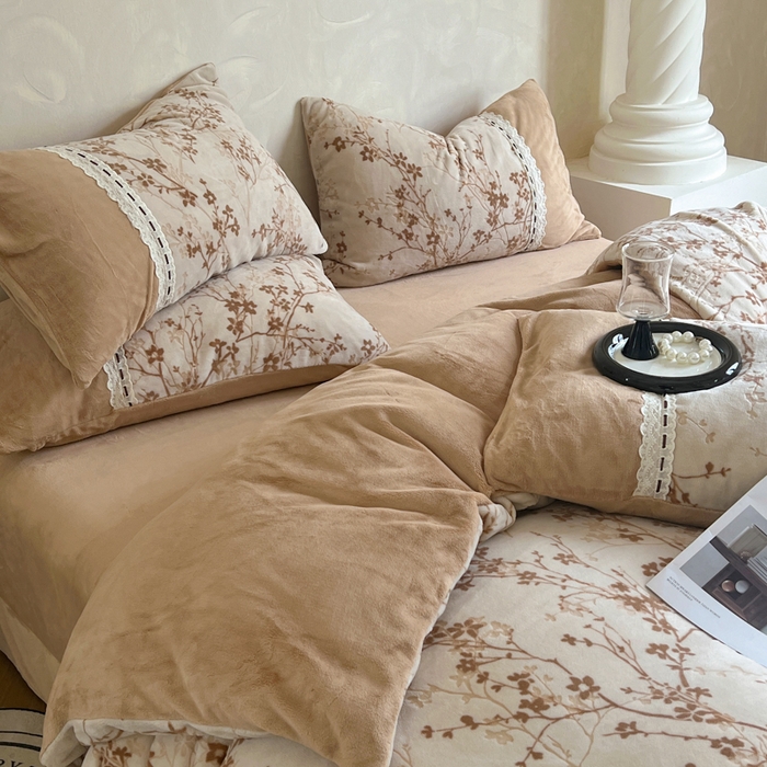 91家纺网 家纺一手货源 找家纺 昊川家纺 2025新款牛奶绒雕花绒轻奢花边蝴蝶结拼接款四件套 浮影-咖