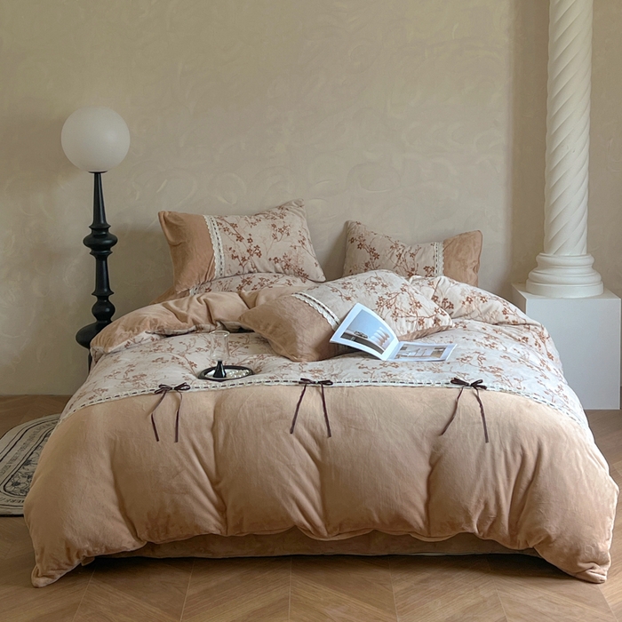 91家纺网 家纺一手货源 找家纺 昊川家纺 2025新款牛奶绒雕花绒轻奢花边蝴蝶结拼接款四件套 浮影-咖