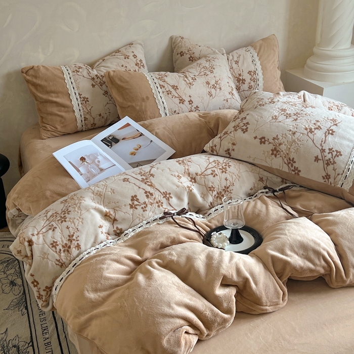 91家纺网 家纺一手货源 找家纺 昊川家纺 2025新款牛奶绒雕花绒轻奢花边蝴蝶结拼接款四件套 浮影-咖