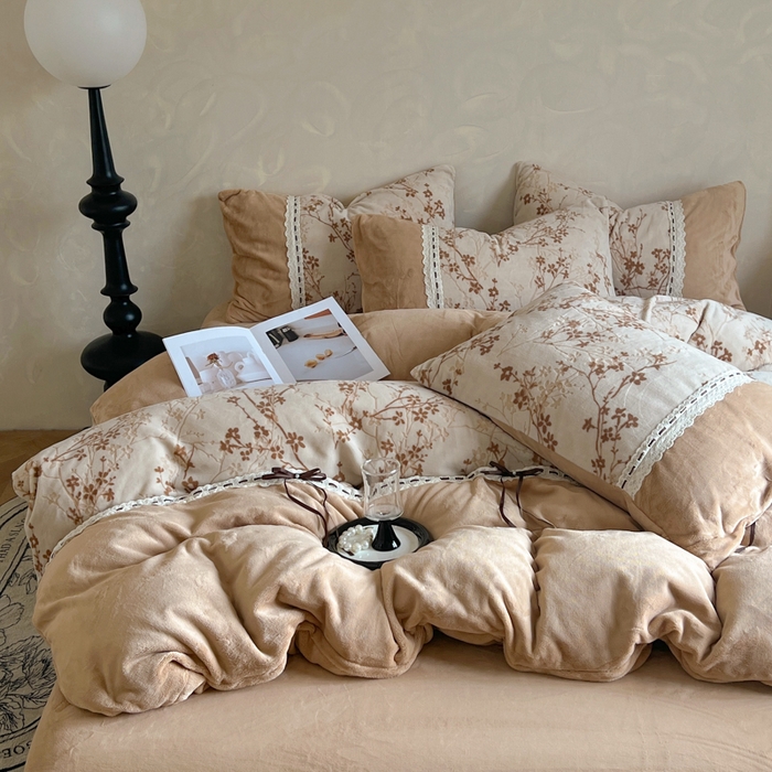 昊川家纺 2025新款牛奶绒雕花绒轻奢花边蝴蝶结拼接款四件套 浮影-咖