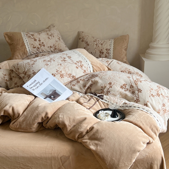 91家纺网 家纺一手货源 找家纺 昊川家纺 2025新款牛奶绒雕花绒轻奢花边蝴蝶结拼接款四件套 浮影-咖