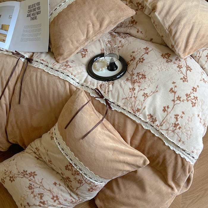 91家纺网 家纺一手货源 找家纺 昊川家纺 2025新款牛奶绒雕花绒轻奢花边蝴蝶结拼接款四件套 浮影-咖