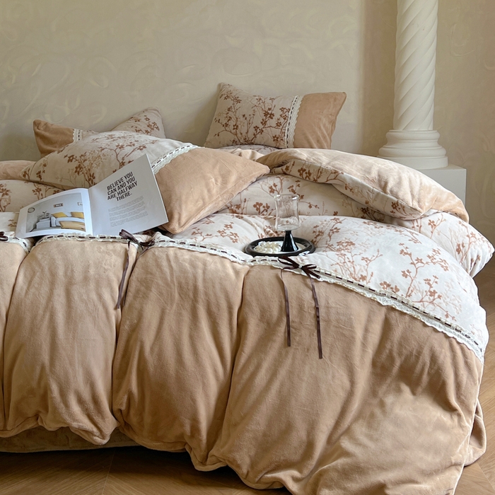 91家纺网 家纺一手货源 找家纺 昊川家纺 2025新款牛奶绒雕花绒轻奢花边蝴蝶结拼接款四件套 浮影-咖