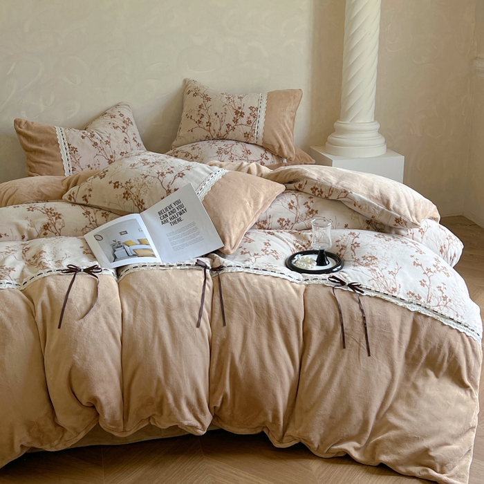 91家纺网 家纺一手货源 找家纺 昊川家纺 2025新款牛奶绒雕花绒轻奢花边蝴蝶结拼接款四件套 浮影-咖